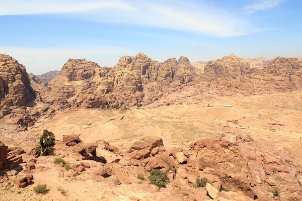 Panorama da antiga cidade de Petra vista do alto lugar de sacrifício na Jordânia — Fotografia de Stock
