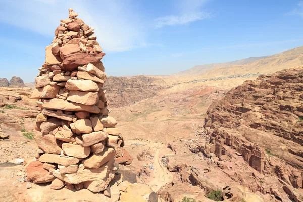 Panorama da antiga cidade de Petra com Túmulos Reais vistos do Alto Lugar de Sacrifício na Jordânia — Fotografia de Stock