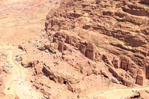 Panorama da antiga cidade de Petra com Túmulos Reais vistos do Alto Lugar de Sacrifício na Jordânia — Fotografia de Stock