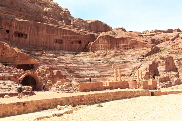 Amphithéâtre dans l'ancienne ville de Petra en Jordanie — Photo