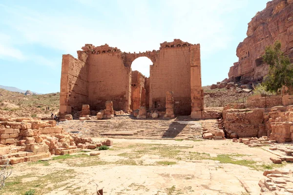 Ruínas do templo Qasr Bint Firaun (Qasr al-Bint) na antiga cidade de Petra, Jordânia — Fotografia de Stock