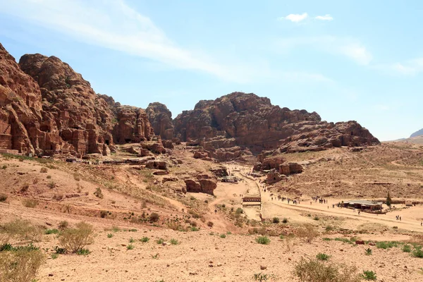Panorama da antiga cidade de Petra com rua de fachadas, anfiteatro e cavernas na Jordânia — Fotografia de Stock