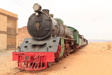 Ürdün Wadi Rum yakınlarındaki Hejaz tren istasyonunda buharlı lokomotif ve tren vagonları.
