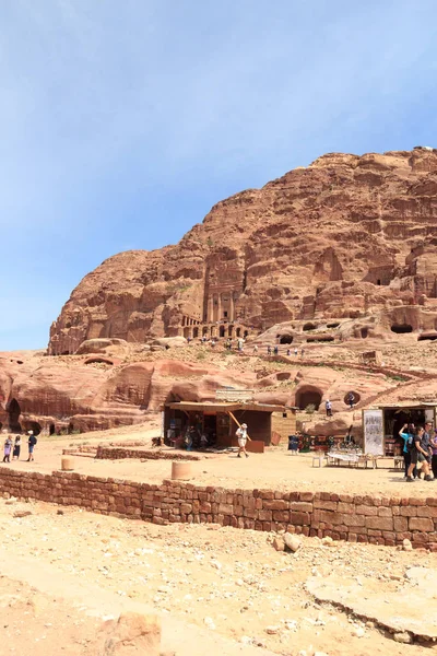 Tumba de urna de Tumbas Reales en la antigua ciudad de Petra en Jordania —  Fotos de Stock