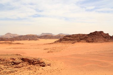 Mars yüzeyine benzeyen kum tepeleri, dağları ve kumları olan Wadi Rum Çölü manzarası, Ürdün