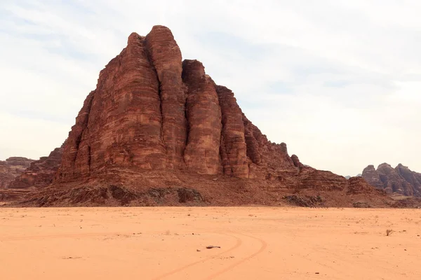 Dağın Bilge Sütunları Wadi Rum çölünde, Ürdün — Stok fotoğraf