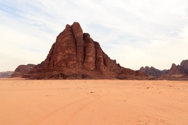 Dağın Bilge Sütunları Wadi Rum çölünde, Ürdün — Stok fotoğraf