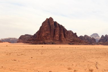 Dağın Bilge Sütunları Wadi Rum çölünde, Ürdün