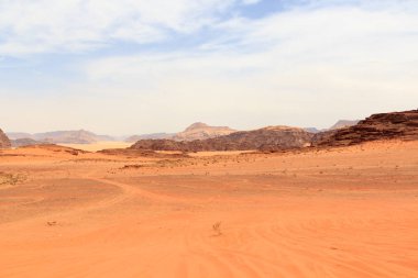Mars yüzeyine benzeyen kum tepeleri, dağları ve kumları olan Wadi Rum Çölü manzarası, Ürdün
