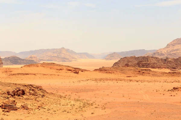 Панорама Ваді Рам з дюнами, горами та піском, що нагадує планету Марс, Йорданія. — стокове фото