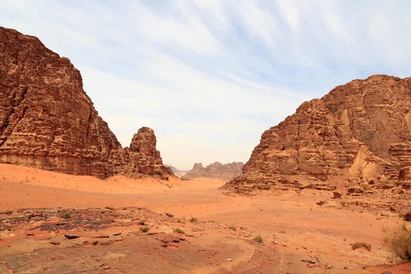 Wadi Rum panorama do deserto com dunas, montanhas e areia que se parece com a superfície do planeta Marte, Jordânia — Fotografia de Stock