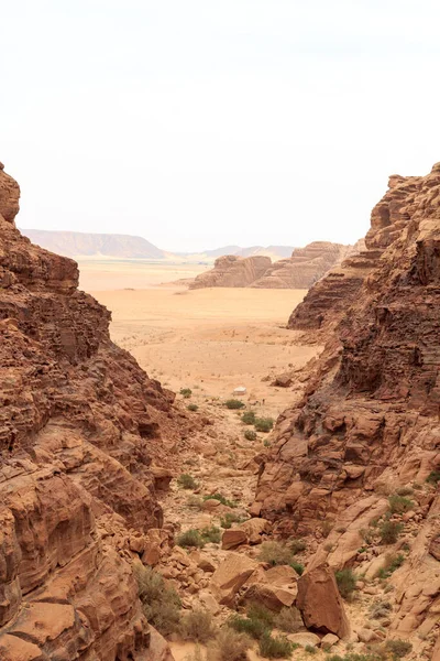 Панорама пустелі Ваді - Рам, яку видно з каньйону з дюнами, горами та піском, Йордан. — стокове фото