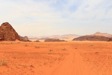 Mars yüzeyine benzeyen kum tepeleri, dağları ve kumları olan Wadi Rum Çölü manzarası, Ürdün