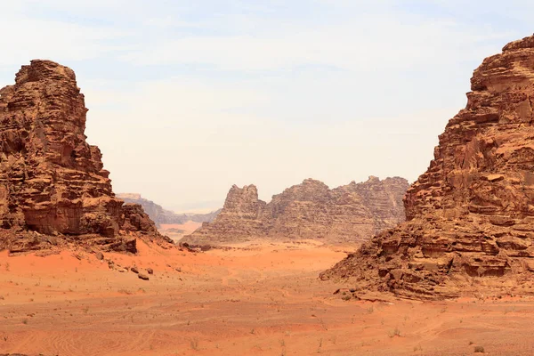 Mars yüzeyine benzeyen kum tepeleri, dağları ve kumları olan Wadi Rum Çölü manzarası, Ürdün — Stok fotoğraf