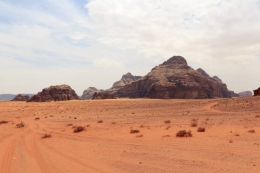 Mars yüzeyine benzeyen kum tepeleri, dağları ve kumları olan Wadi Rum Çölü manzarası, Ürdün
