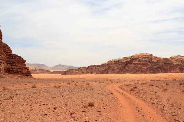 Mars yüzeyine benzeyen kum tepeleri, dağları ve kumları olan Wadi Rum Çölü manzarası, Ürdün — Stok fotoğraf