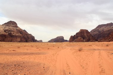 Mars yüzeyine benzeyen kum tepeleri, dağları ve kumları olan Wadi Rum Çölü manzarası, Ürdün