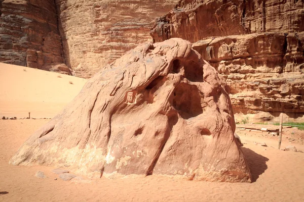 Lawrence da Arábia cabeça esculpida na pedra no deserto de Wadi Rum, Jordânia — Fotografia de Stock