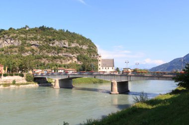 Adige nehri, köprü, kilise Sant Apollinare ve İtalya 'nın Trento kentinde dağ alpleri.