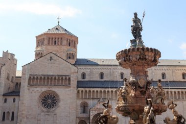 Kilisenin Trento Katedrali ve Neptün Çeşmesi, İtalya