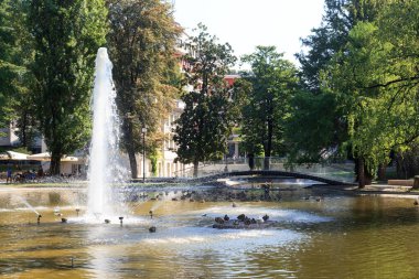 İtalya, Trento 'daki Giardini Pubblici Parkı' ndaki çeşme ve köprü.