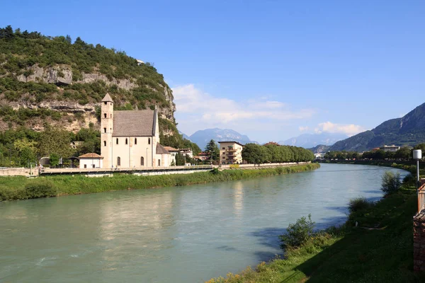 意大利Trento的Adige河 Sant Apollo Linare教堂和高山阿尔卑斯山全景 — 图库照片