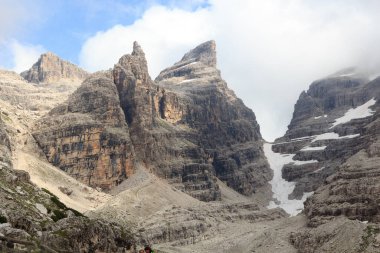 Mount Cima Sella, col Bocca del Tuckett ve Brenta Dolomites, İtalya 'da kar manzarası
