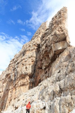 Brenta Dolomites 'in dağ yamacının önünde tek başına duran adam, İtalya