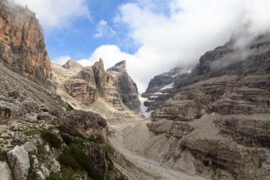 Mount Cima Sella, col Bocca del Tuckett ve Brenta Dolomites, İtalya 'da kar manzarası