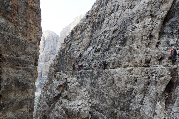 Gente Escalando Ferrata Sentiero Delle Bocchette Alte Brenta Montañas Dolomitas — Foto de Stock