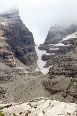 Brenta Dolomites, İtalya 'da Alp Dağları' nda kol Bocca del Tuckett ve kar tarlası ile panorama