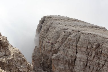 İnsanlar Brenta Dolomites dağlarındaki Via Ferrata Sentiero delle Bocchette Alte 'ye tırmanıyor.