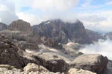 Brenta Dolomitleri 'nde bulutlu Dağ Alpleri, İtalya