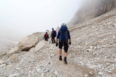 Brenta Dolomites dağlarında yürüyüş yapan insanlar, İtalya