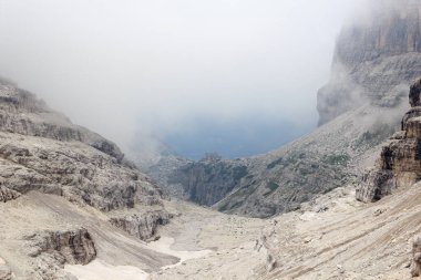 Brenta Dolomites 'teki dağ alpleri. Alp kulübesi Rifugio Tuckett, İtalya.