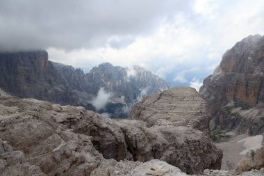 Brenta Dolomitleri 'nde bulutlu Dağ Alpleri, İtalya