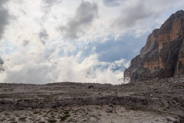 Alp kulübesi Rifugio Alimonta 'ya giden yol ve Brenta Dolomites, İtalya' da bulutlu dağ alp panoraması.