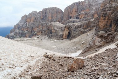 Alp kulübesi Rifugio Alimonta ve Brenta Dolomites, İtalya 'daki dağ alpleri panoraması