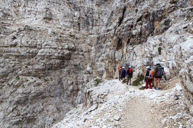 İnsanlar ferrata Sentiero delle Bocchette Centrale üzerinden Brenta Dolomites dağlarında yürüyüş yapıyor, İtalya
