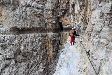 İnsanlar ferrata Sentiero delle Bocchette Centrale üzerinden Brenta Dolomites dağlarına tırmanıyor, İtalya