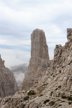 Brenta Dolomitleri 'ndeki Dağ Campanile Basso Bulutlu, İtalya