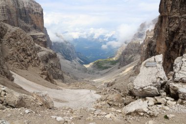 Brenta Dolomitleri 'nde bulutlu Dağ Alpleri, İtalya