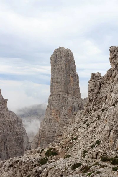 Montaña Campanile Basso Brenta Dolomitas Con Nubes Italia — Foto de Stock