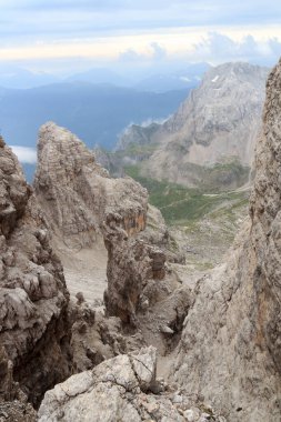Brenta Dolomitleri 'nde bulutlu Dağ Alpleri, İtalya