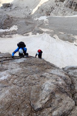İnsanlar Brenta Dolomites dağlarındaki Via Ferrata Sentiero Brentari 'de merdivene tırmanıyor.