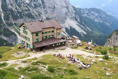 Alp kulübesi Rifugio Brentei ve Brenta Dolomites, İtalya 'daki dağ alpleri panoraması