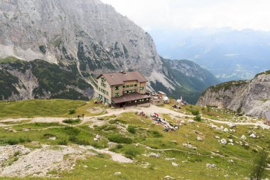 Alp kulübesi Rifugio Brentei ve Brenta Dolomites, İtalya 'daki dağ alpleri panoraması