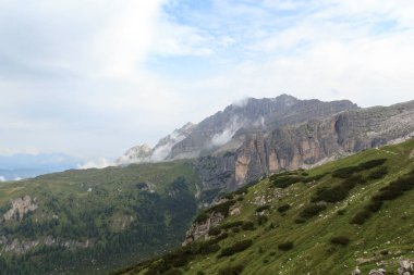 Brenta Dolomitleri 'nde bulutlu Dağ Alpleri, İtalya