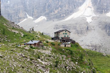 Alp kulübesi Rifugio Brentei ve Brenta Dolomites, İtalya 'daki dağ alpleri panoraması