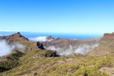 Masca ve Masca Vadisi ve Kanarya Adası Tenerife, İspanya 'daki Atlantik Okyanusu' na giden yol.
